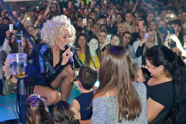 Брена са сином на бини, Гага испуњавала жеље (ВИДЕО)